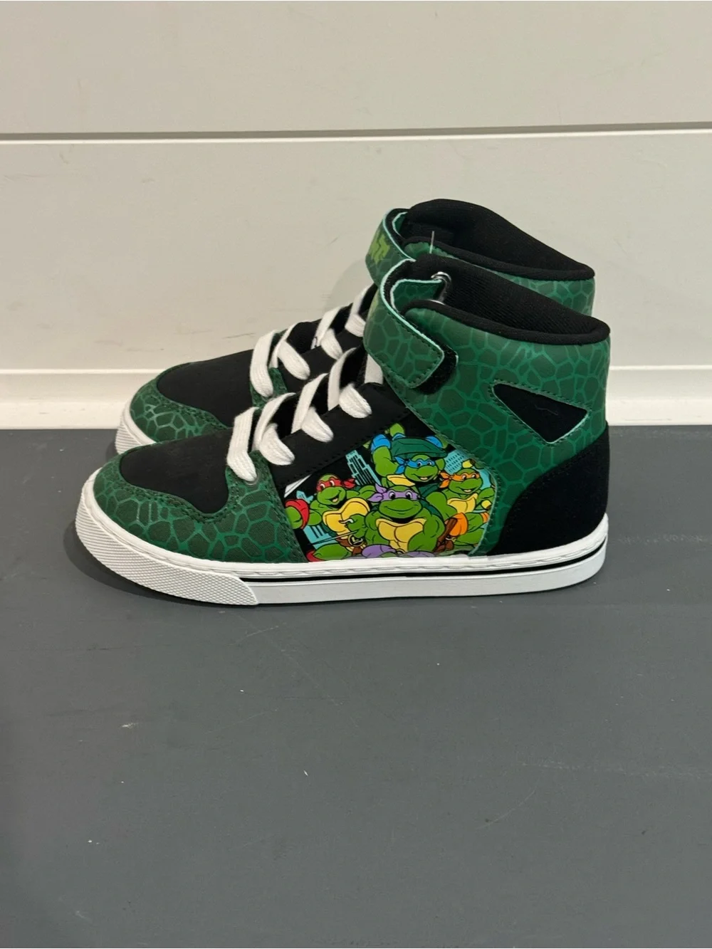 Kids High-Top Sneakers with Green and Black Accents - Durable Everyday Shoes